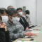 終活セミナー講師の「みのり会館」尾崎さんの話を真剣に聞く参加者たち