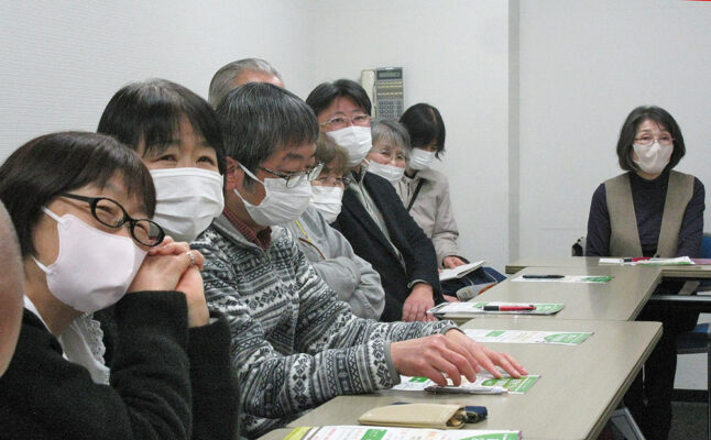 終活セミナー講師の「みのり会館」尾崎さんの話を真剣に聞く参加者たち