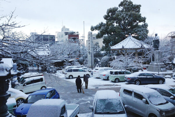 Asa-Sankei—Everyday Morning Visit to a HBS Temple