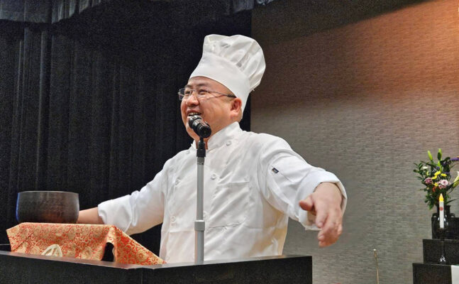 コック服が素敵です（小山師）〈令和7年2月15日清風寺婦人会一斉口唱会〉